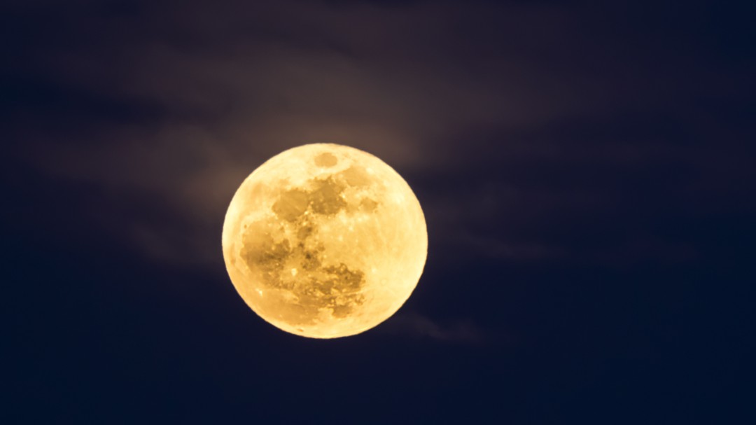 El plan de una ciudad china para iluminar las calles mediante una luna artificial