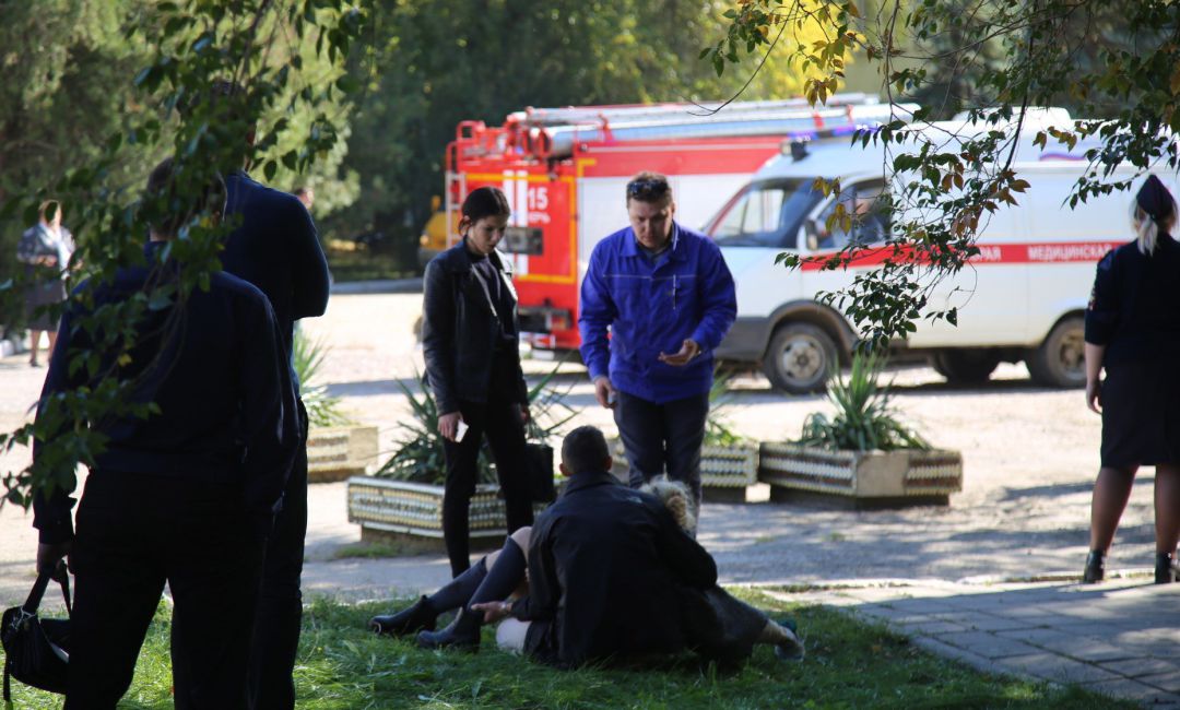 Personal de los servicios de emergencias asisten dos heridos, después de que un estudiante atentase contra el instituto politécnico de la ciudad de Kerch. Personal de los servicios de emergencias asisten dos heridos, después de que un estudiante atentase contra el instituto politécnico de la ciudad de Kerch.