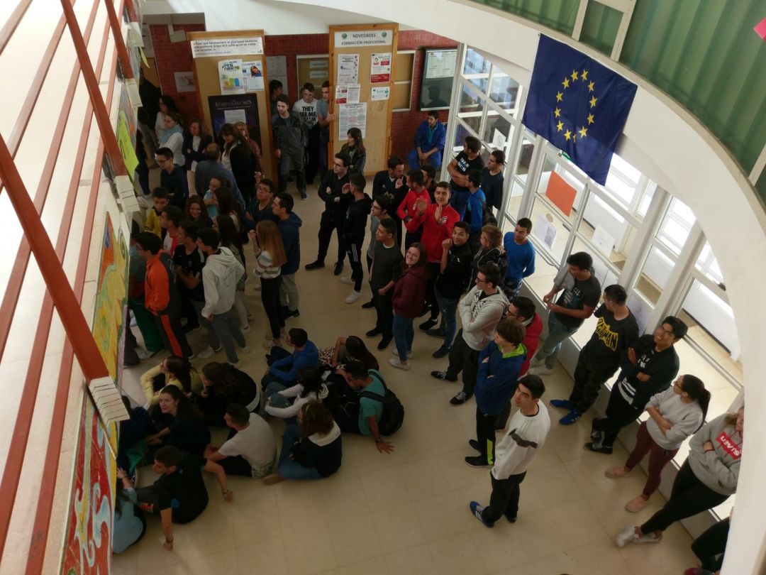 Los chicos y chicas del centro viendo en directo la gala donde se anunciaban los ganadores. Los chicos y chicas del centro viendo en directo la gala donde se anunciaban los ganadores.