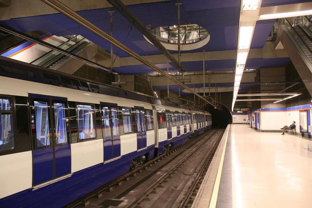Tren de Metro de Madrid en una de las estaciones de la red Tren de Metro de Madrid en una de las estaciones de la red