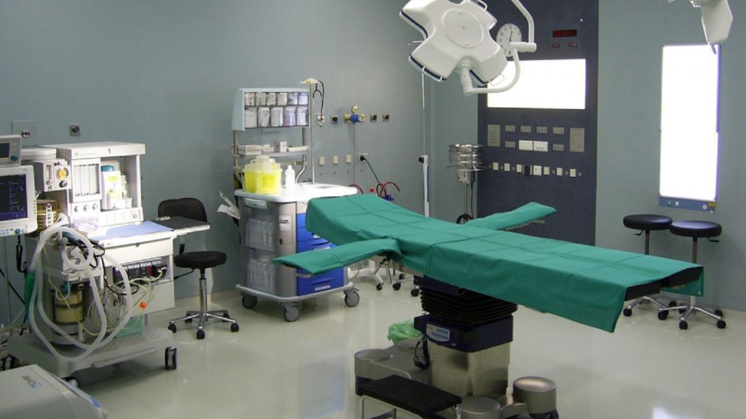 La inundación de un quirófano en el hospital de Motril ha provocado su cierre