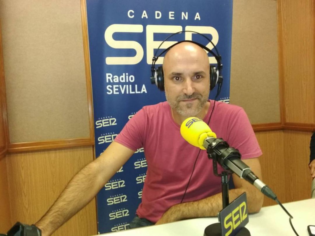El doctor Fernando Fabiani en los estudios de Radio Sevilla El doctor Fernando Fabiani en los estudios de Radio Sevilla