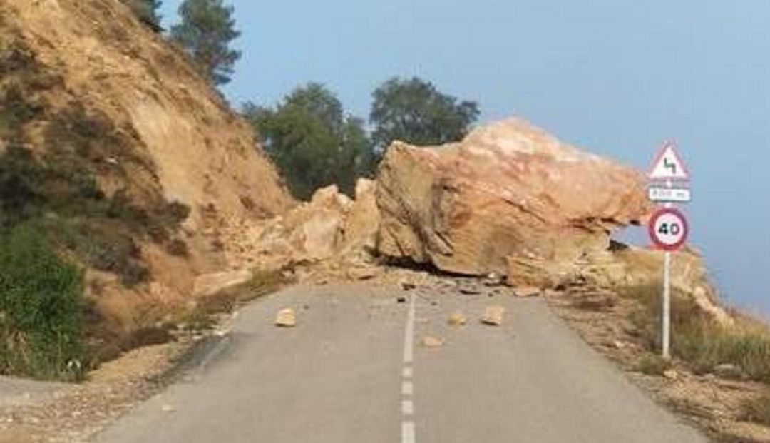 La roca ha bloqueado la carretera La roca ha bloqueado la carretera