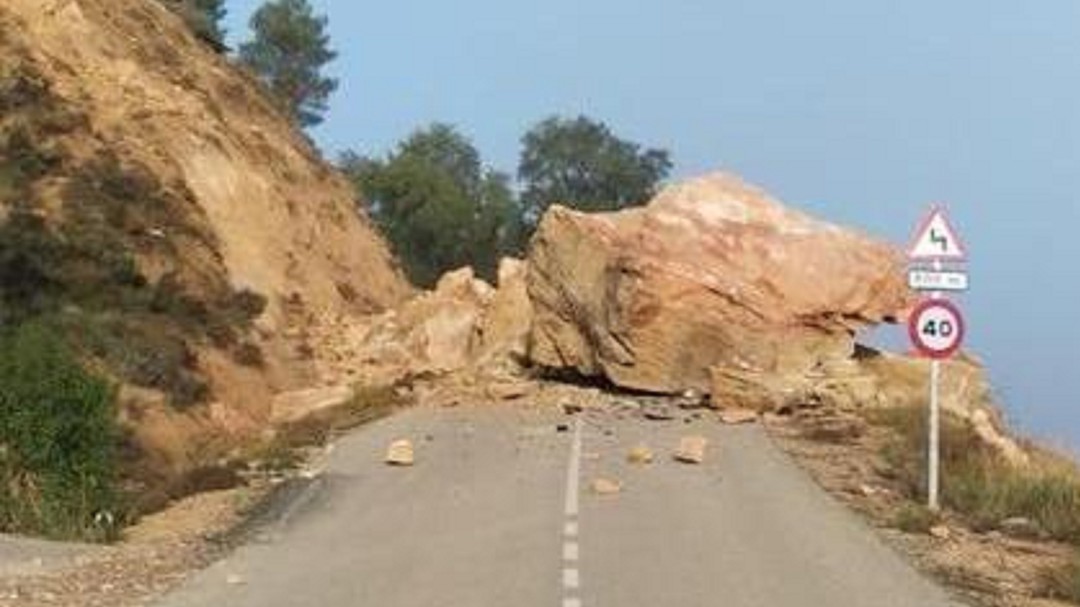 Un matrimonio se salva por segundos de un desprendimiento en una carretera de Cuevas de Velasco