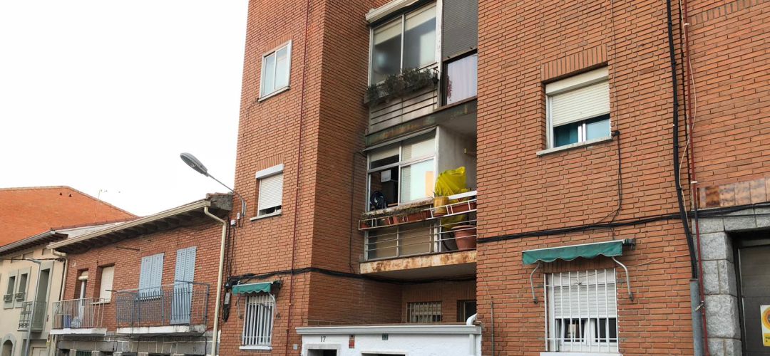 Edificio del que han sido evacuados temporalmente 17 vecinos Edificio del que han sido evacuados temporalmente 17 vecinos