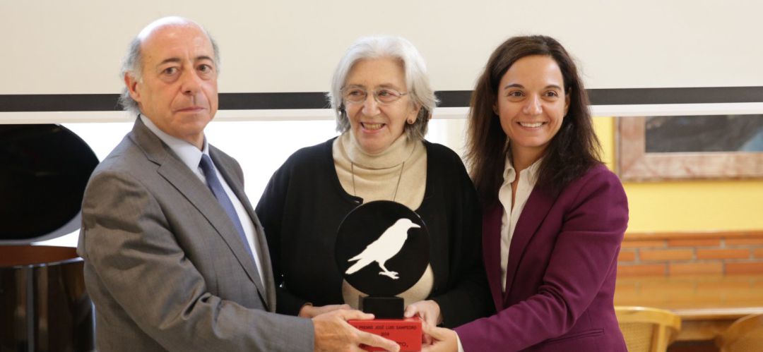 La premiada, Clara Janés, junto con la alcaldesa de Getafe, Sara Hernández, y el rector de la Universidad Carlos III de Madrid, Juan Romo. La premiada, Clara Janés, junto con la alcaldesa de Getafe, Sara Hernández, y el rector de la Universidad Carlos III de Madrid, Juan Romo.