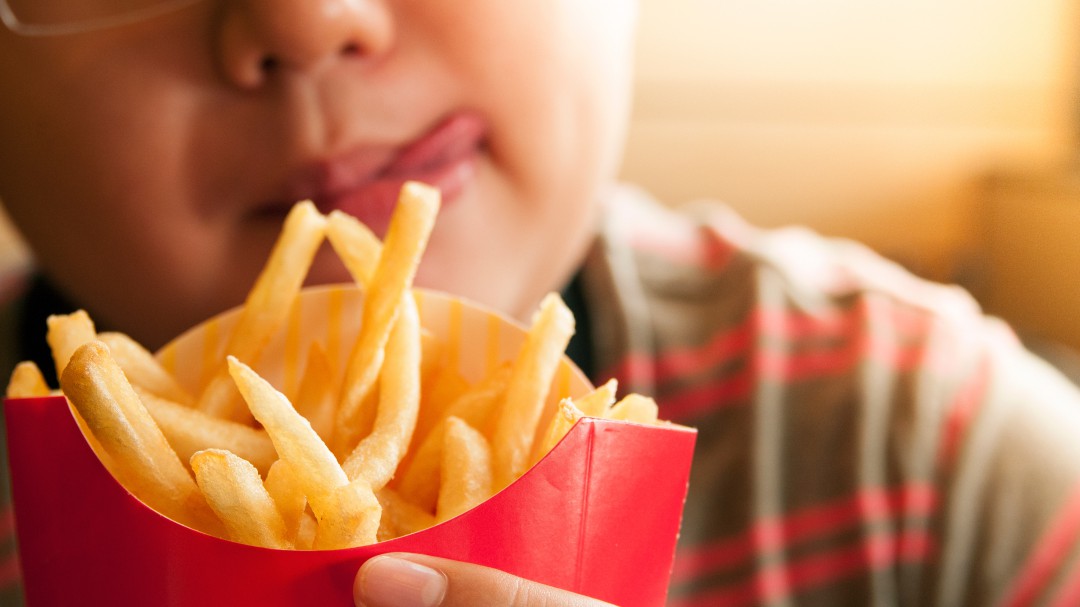 El 80% de los alimentos y bebidas para niños que se anuncian como saludables no lo son