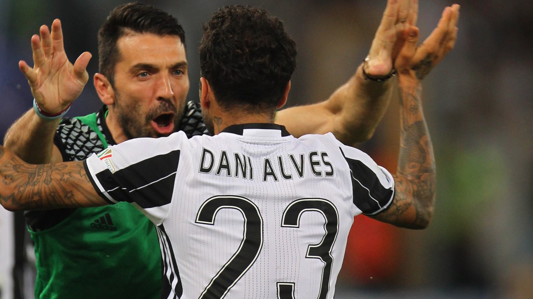 Dani Alves, a Buffon: Te daría mis tres Champions por un Mundial