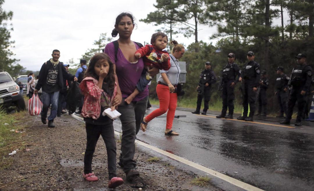 Migrantes hondureños caminan hacia la frontera entre Honduras y Guatemala. Migrantes hondureños caminan hacia la frontera entre Honduras y Guatemala.