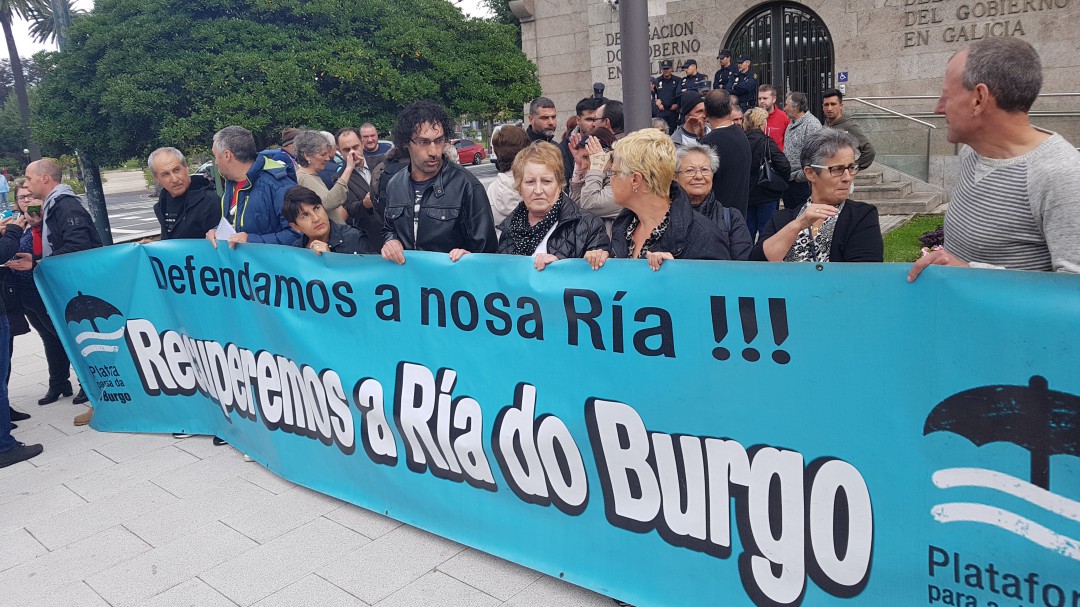 Concentración de mariscadores por el dragado de la ría de O Burgo