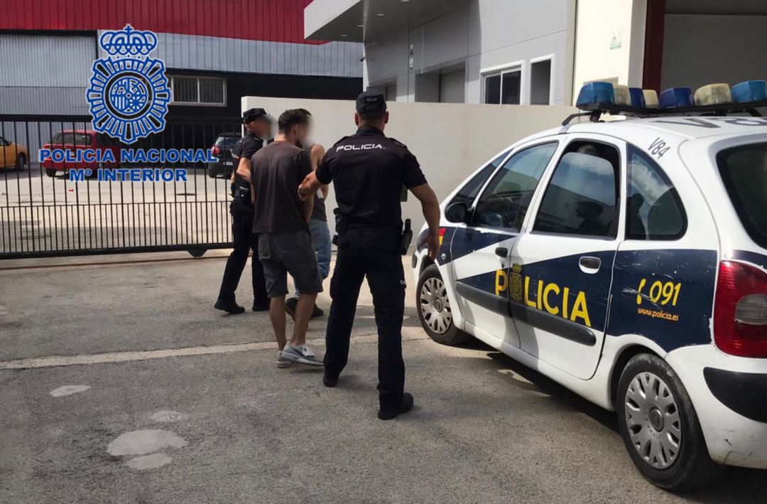 Detenidos, in fraganti, dos ladrones en Dénia Detenidos, in fraganti, dos ladrones en Dénia