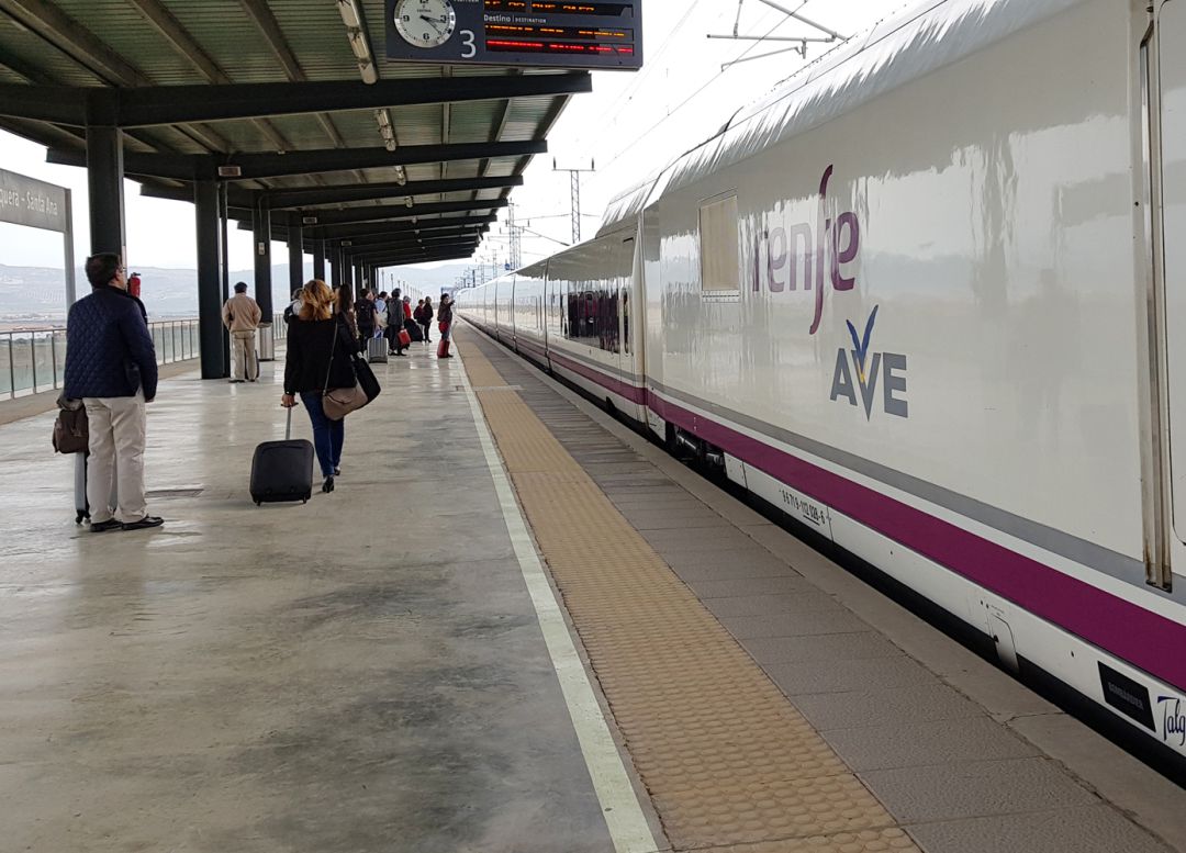 Tren AVE del trayecto Málaga-Madrid en la estación de Antequera-Santa Ana (Málaga) Tren AVE del trayecto Málaga-Madrid en la estación de Antequera-Santa Ana (Málaga)