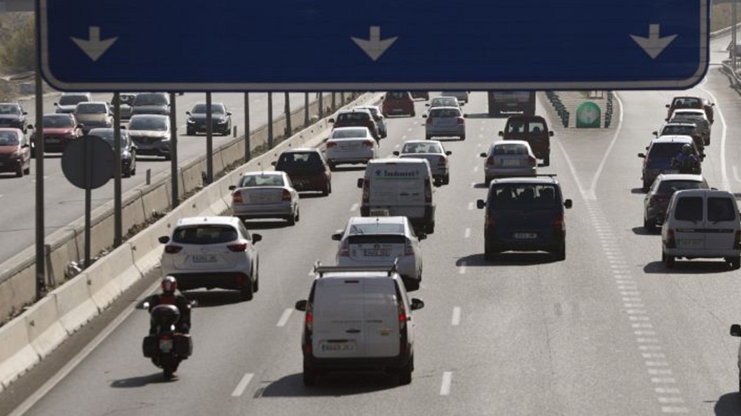 La lluvia corta la pista de Silla y genera retenciones de hasta 8 kilómetros