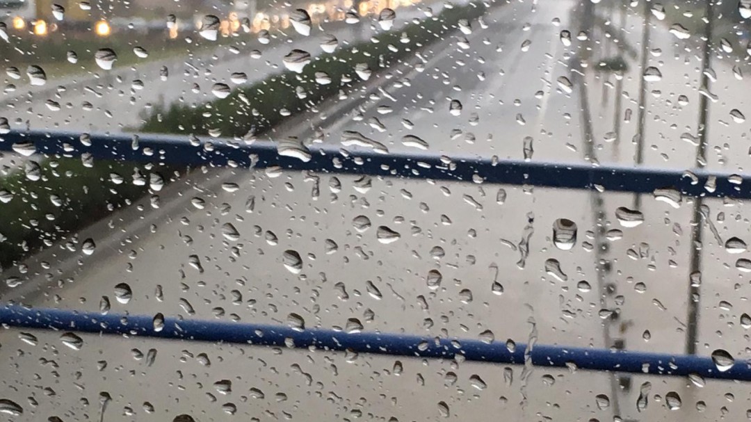 La lluvia corta la pista de Silla y genera retenciones de hasta 8 kilómetros
