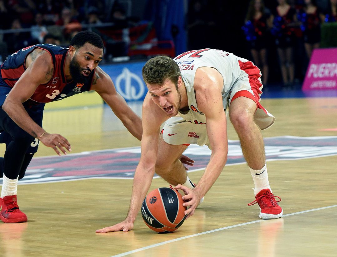 Darrun Hilliard trata de robar un balón a Sasha Vezenkov durante el partido contra Olympiacos. Darrun Hilliard trata de robar un balón a Sasha Vezenkov durante el partido contra Olympiacos.