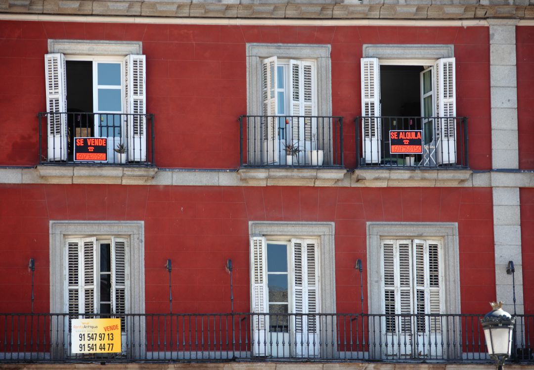 Los jueces dictan en una sentencia que el impuesto derivado de las escrituras debe ser pagado por el banco y no por el cliente. Esta sentencia anula el artículo 68.2 de la norma que regula este impuesto. Los jueces dictan en una sentencia que el impuesto derivado de las escrituras debe ser pagado por el banco y no por el cliente. Esta sentencia anula el artículo 68.2 de la norma que regula este impuesto.