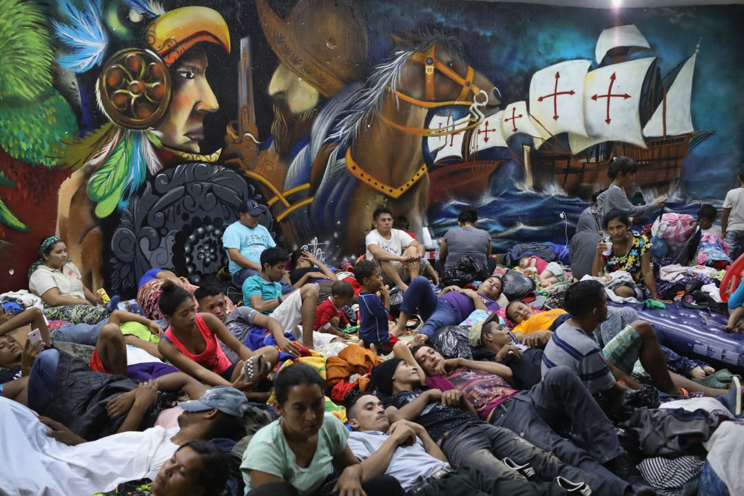 Familias de una caravana de inmigrantes descansan cerca de la frontera de Guatemala con México. Familias de una caravana de inmigrantes descansan cerca de la frontera de Guatemala con México.