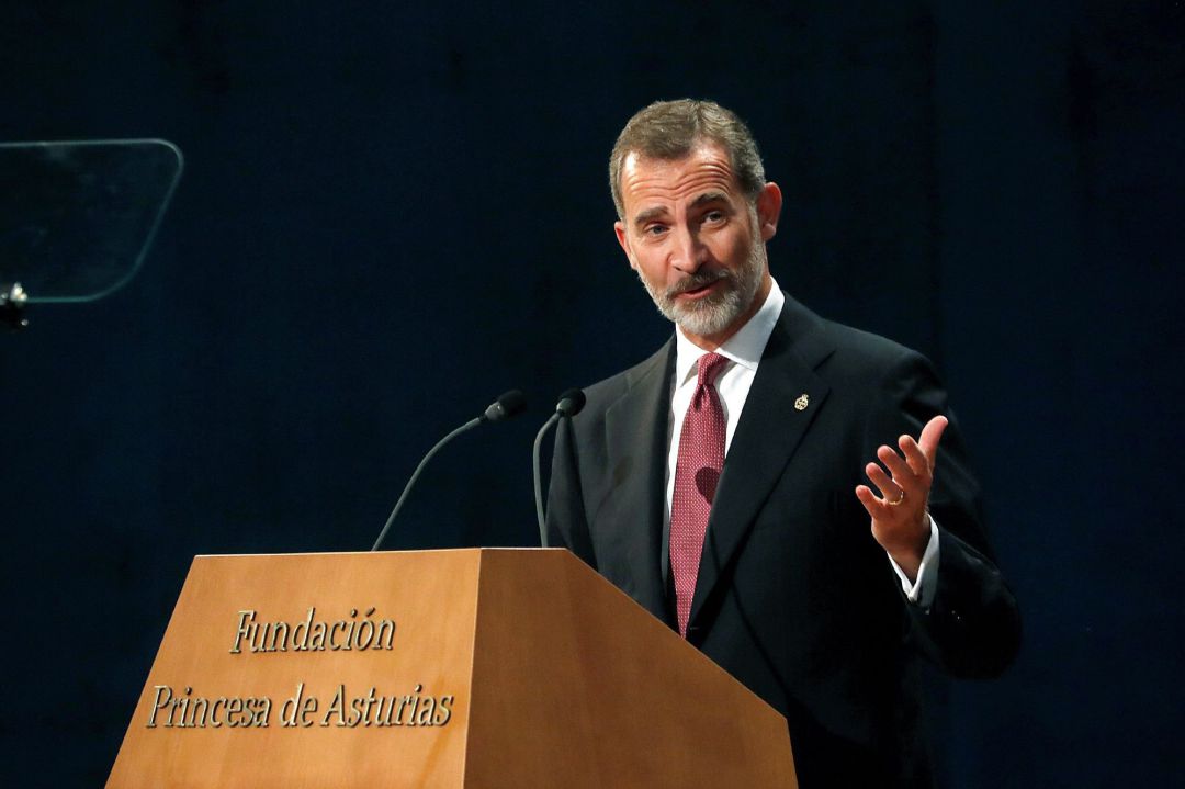 El rey Felipe se dirige a los asistentes durante su asistencia a la ceremonia de entrega de los Premios Princesa de Asturias, esta tarde en el Teatro Campoamor de Oviedo. EFE J.J. Guillén El rey Felipe se dirige a los asistentes durante su asistencia a la ceremonia de entrega de los Premios Princesa de Asturias, esta tarde en el Teatro Campoamor de Oviedo. EFE J.J. Guillén