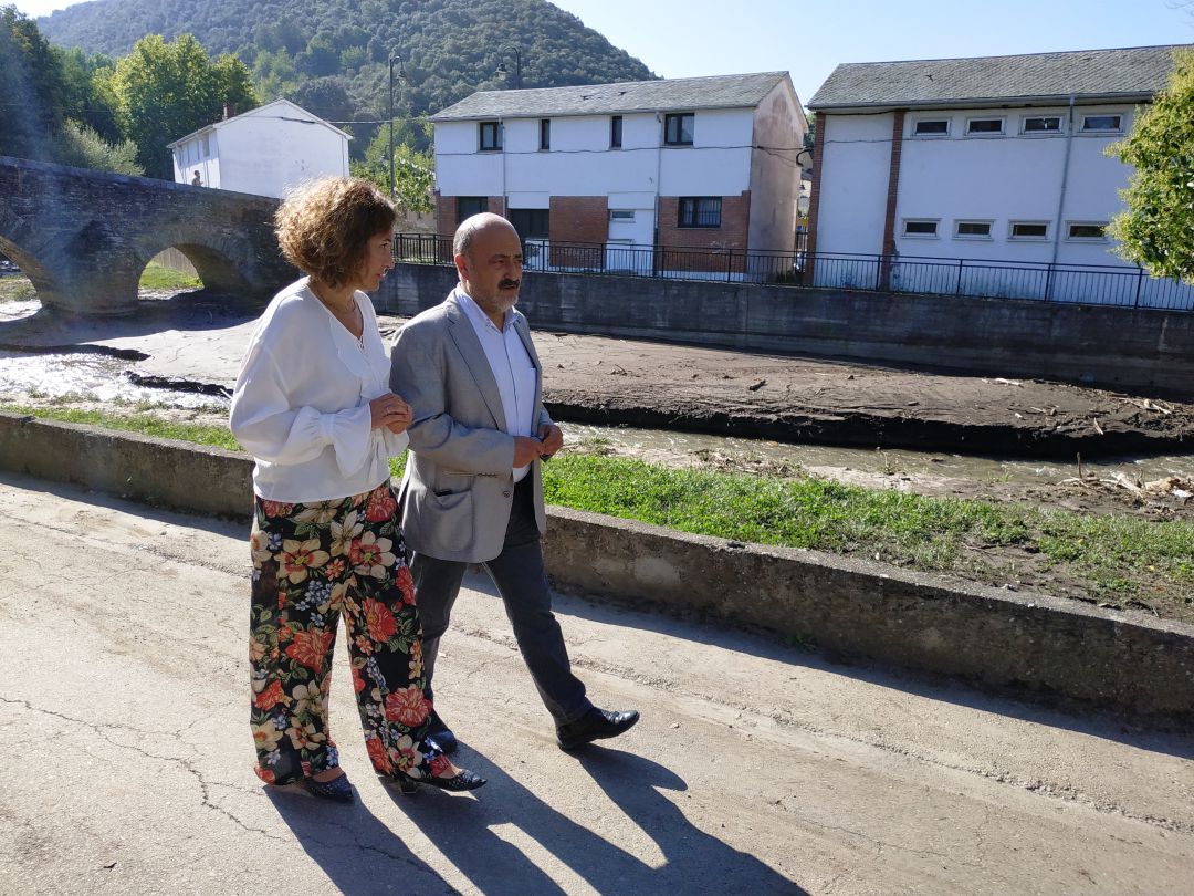 La alcaldesa, en la visita a Toral de Merayo del presidente de Confederación La alcaldesa, en la visita a Toral de Merayo del presidente de Confederación