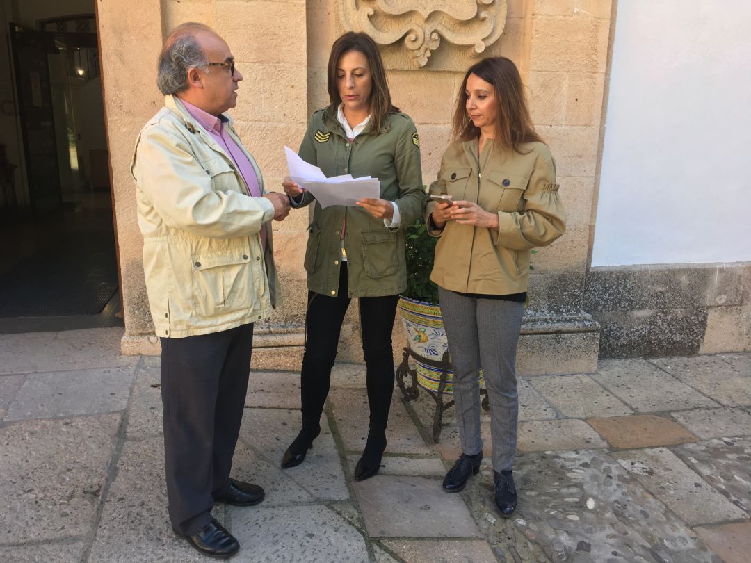 Miembros del Partido Popular de Ronda a las puertas del Ayuntamiento. Miembros del Partido Popular de Ronda a las puertas del Ayuntamiento.
