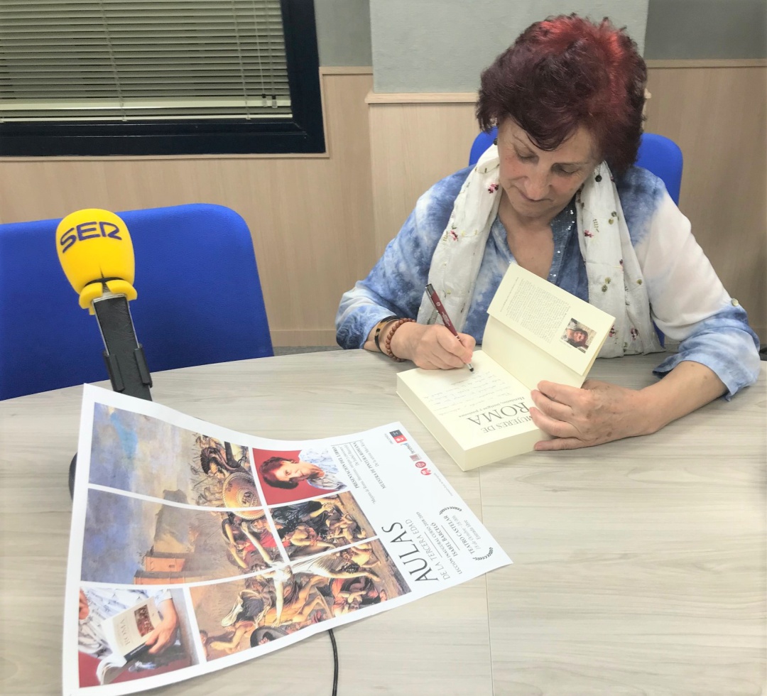 Isabel Barceló, en Radio Elda, firmando un ejemplar de su libro "Mujeres de Roma". Isabel Barceló, en Radio Elda, firmando un ejemplar de su libro "Mujeres de Roma".