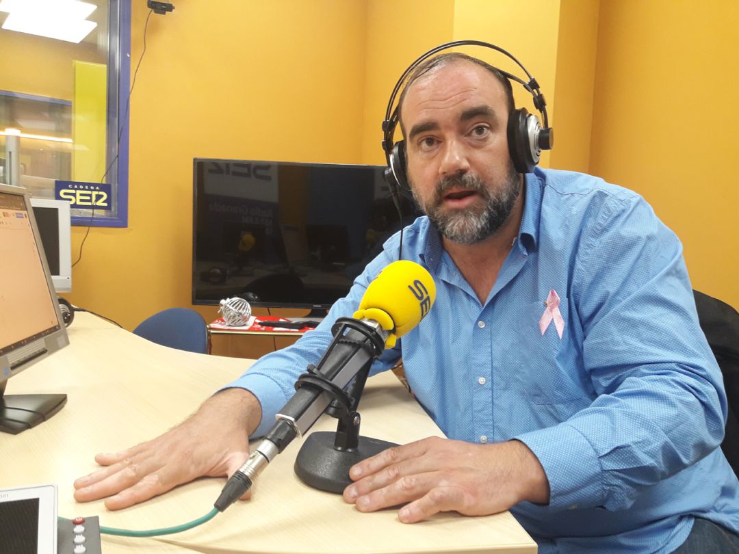 Paco Puentedura, en los estudios de Radio Granada Paco Puentedura, en los estudios de Radio Granada