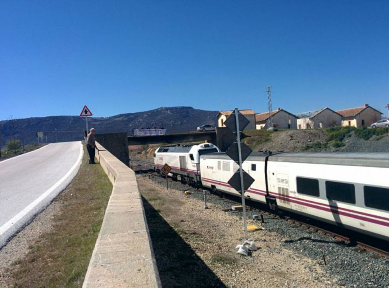 Tren Talgo Almeria-Madrid a su paso por Moreda (Granada)
