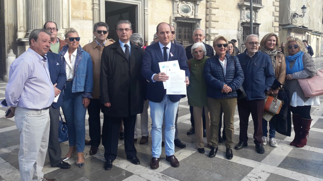 García Montero aplaza la ofensiva contra Sebastián Pérez pero pide que no sea el candidato