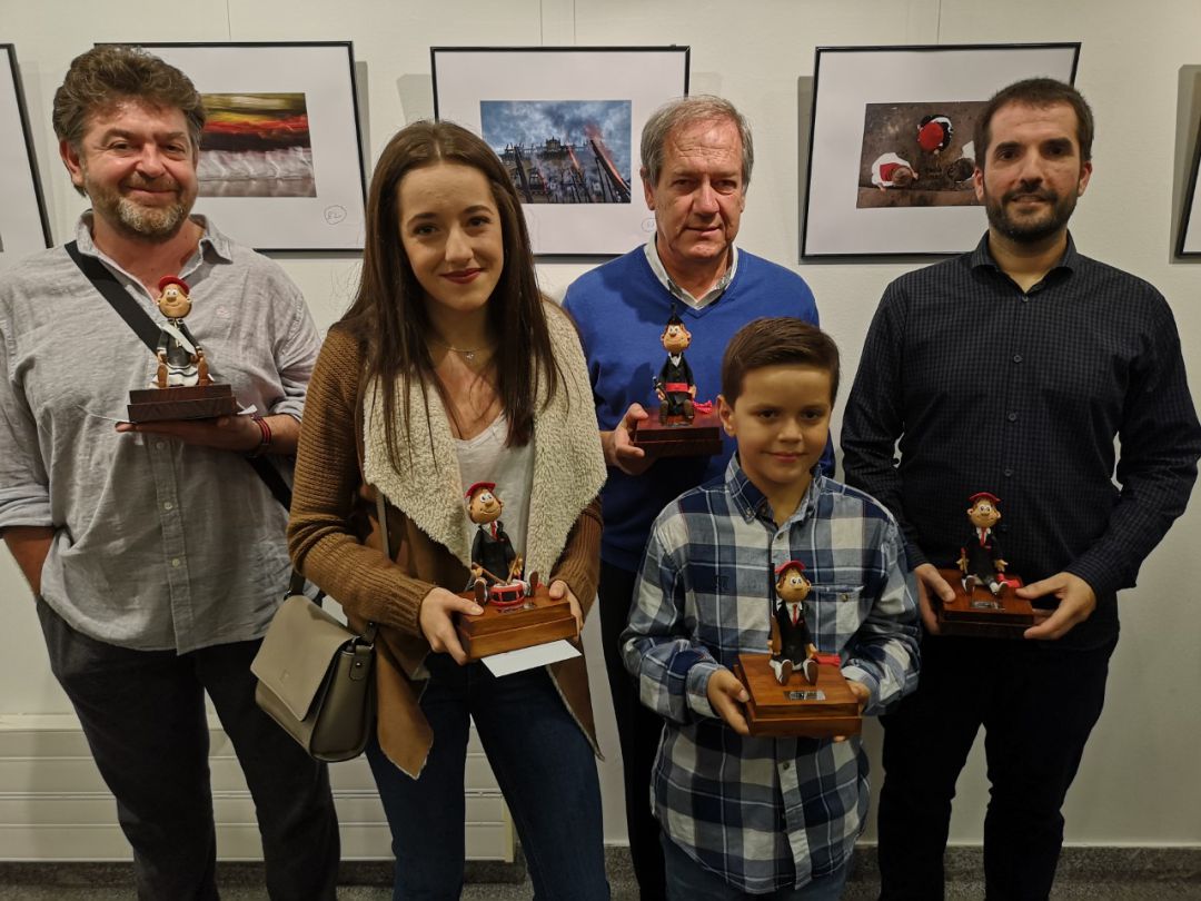 Los ganadores posan con sus premios, en la inauguraciÃ³n de la exposiciÃ³n del Memorial Quique Escalante, en el Museo Oiasso. 