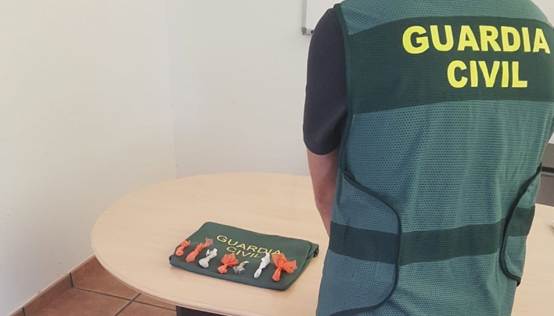En la foto se puede observar la droga incautada al conductor temerario En la foto se puede observar la droga incautada al conductor temerario