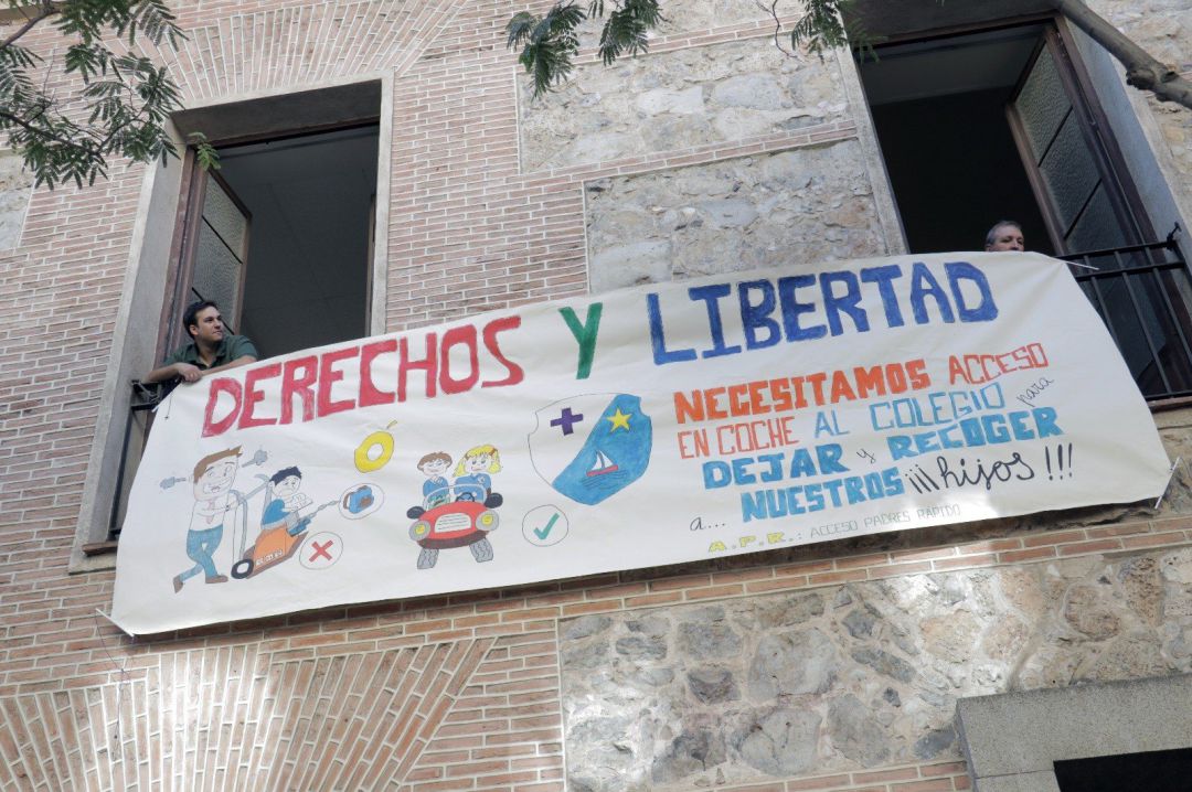 Concentración de padres del Colegio Santa Isabel contra Madrid Central. Concentración de padres del Colegio Santa Isabel contra Madrid Central.