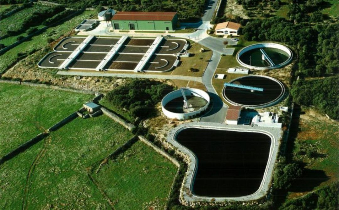 Maó y Es Castell quieren mejorar la depuración de aguas residuales para poder reutilizarla. Maó y Es Castell quieren mejorar la depuración de aguas residuales para poder reutilizarla.