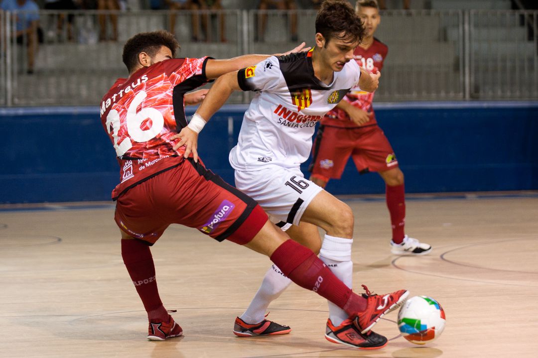 Matteus intenta quitarle el balón a un jugador del Industrias García Matteus intenta quitarle el balón a un jugador del Industrias García