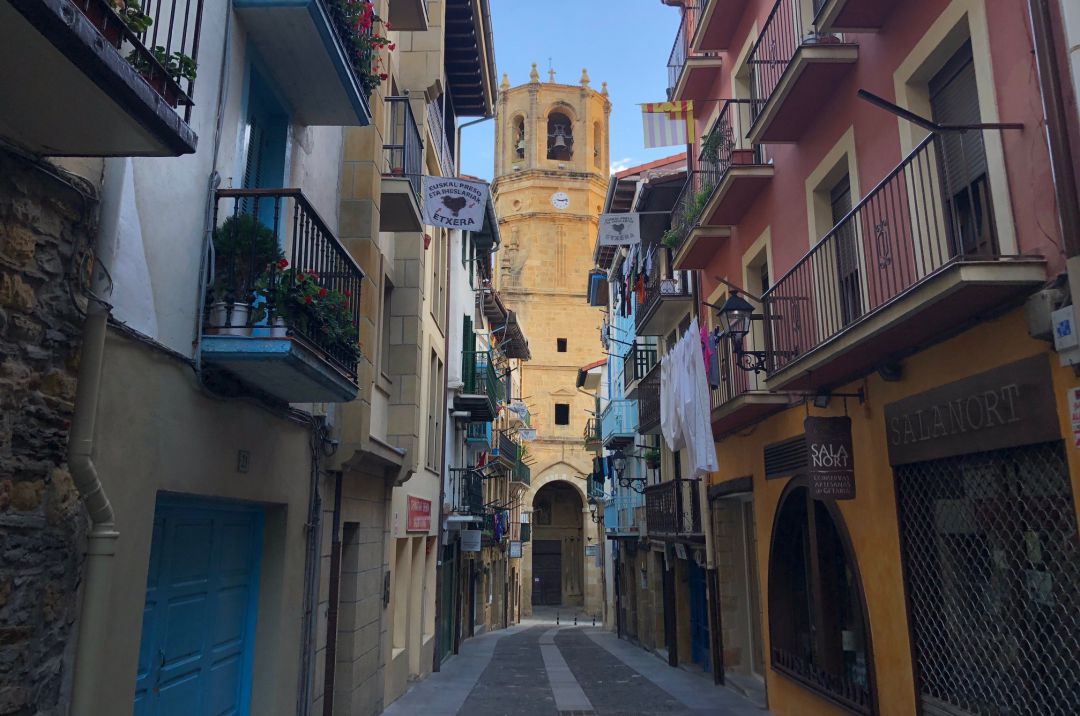 Vista de la calle Mayor de Getaria con la iglesia de San Salvador al fondo. Vista de la calle Mayor de Getaria con la iglesia de San Salvador al fondo.