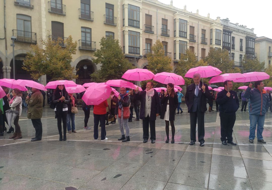 Paraguas de color rosa para visibilizar el cáncer de mama
