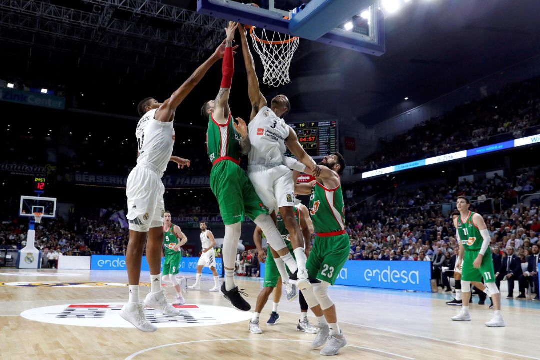 Poirier trata de conseguir la canasta ante la defensa de Walter Tavares y Anthony Randolph. Poirier trata de conseguir la canasta ante la defensa de Walter Tavares y Anthony Randolph.