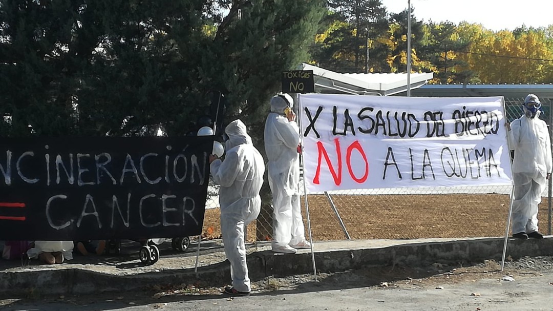 Activistas protestan contra Cosmos el día de puertas abiertas