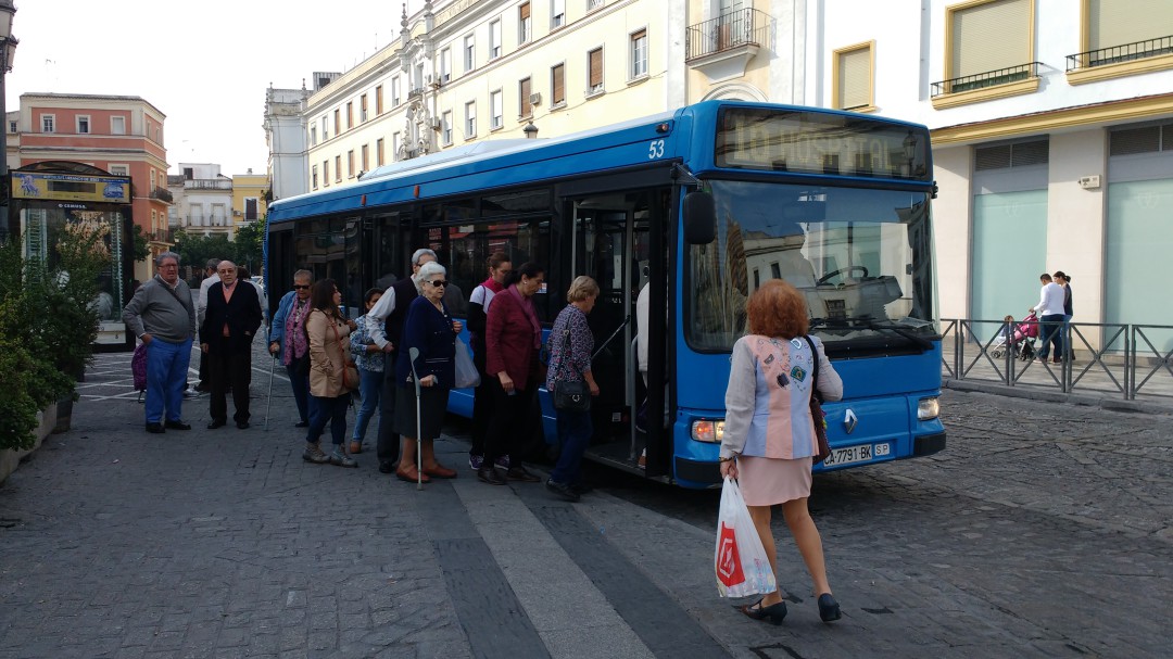 Los autobuses de las líneas 13 y 8 cambian el horario desde el lunes