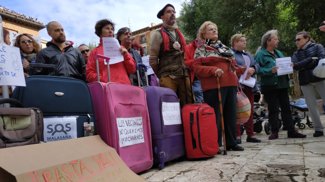 Vecinos de Malasaña se concentran para denunciar los conlictos del barrio