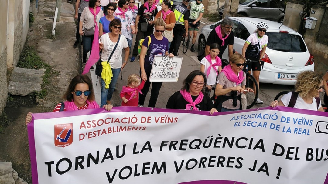 Alrededor de 300 personas protestan por la falta de seguridad viaria entre la Real y Establiments