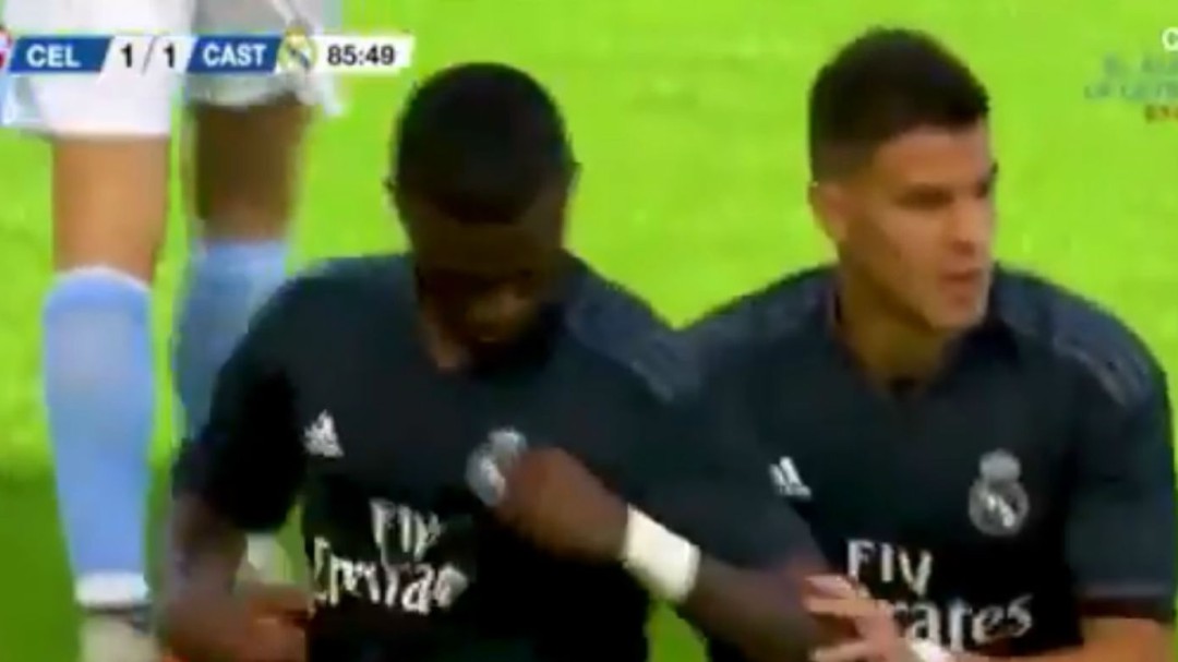 Vinicius, a lo Cristiano en Vigo: se señaló el escudo tras ser expulsado