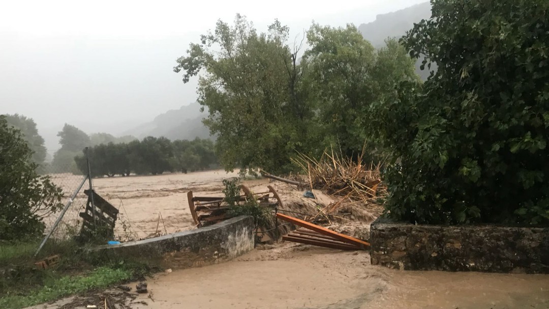 La gota fría deja ya más de 200 litros y destroza el acceso a la Cueva del Gato