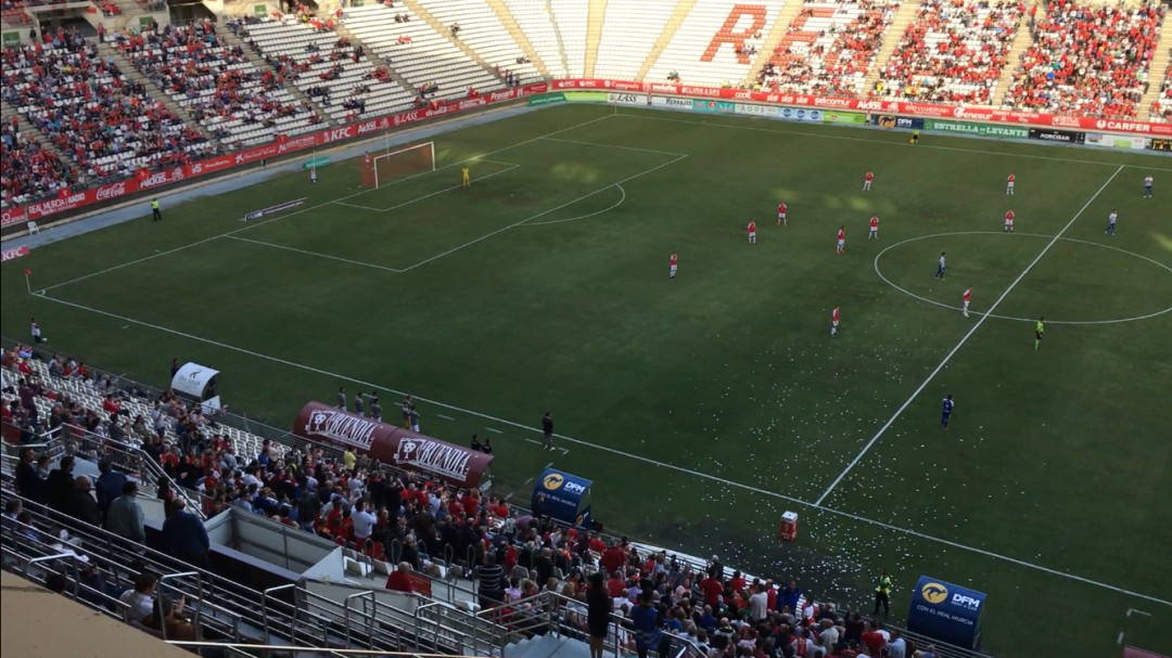 Parón de la plantilla del Real Murcia y Gálvez provoca con gestos de que se va