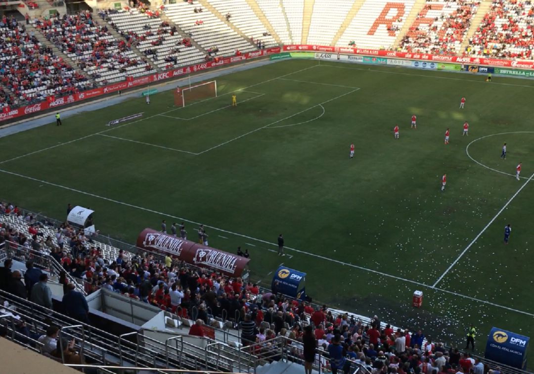 Parón de la plantilla del Real Murcia y Gálvez provoca con gestos de que se va