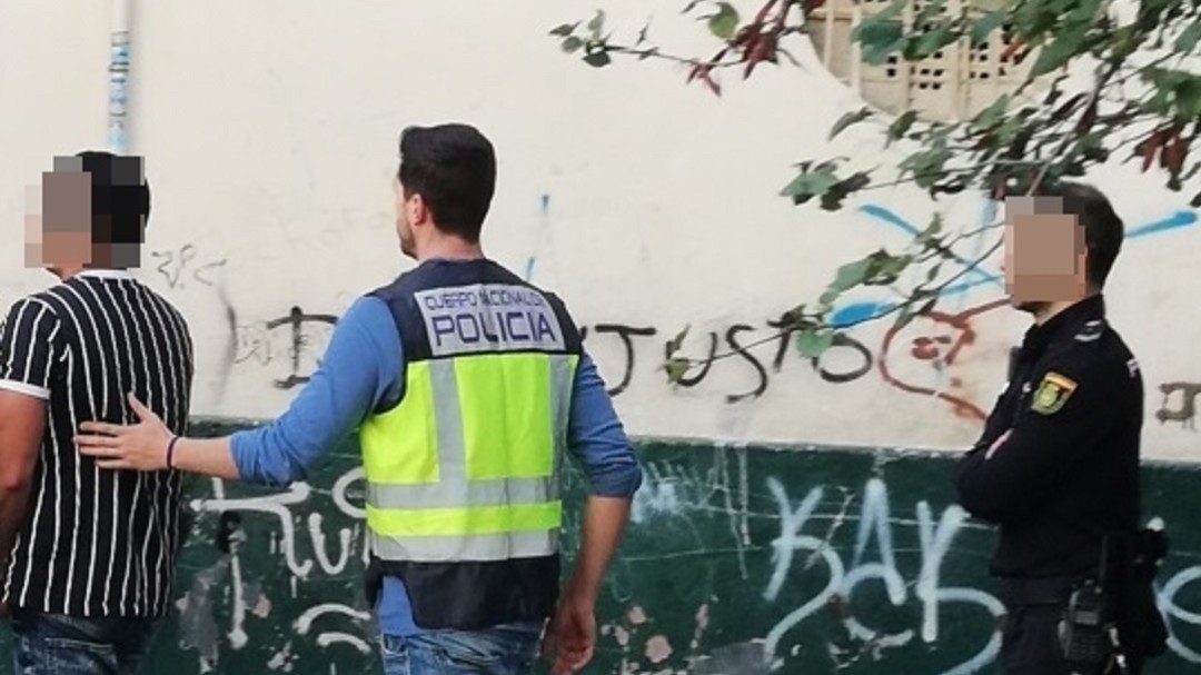 La Policía Nacional desmantela un punto negro de venta de drogas en el Marítim