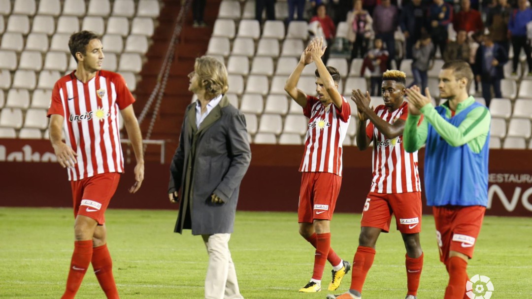 El Almería maquilla un empate frente a un Albacete con diez