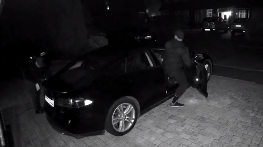 Dos ladrones demuestran cómo robar un Tesla en cuestión de segundos