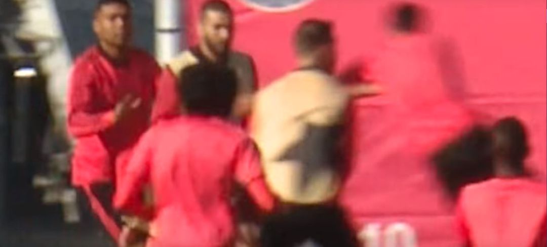 Sergio Ramos durante el enfrentamiento con Reguilón en el entrenamiento previo al encuentro del Real Madrid en Champions. Sergio Ramos durante el enfrentamiento con Reguilón en el entrenamiento previo al encuentro del Real Madrid en Champions.
