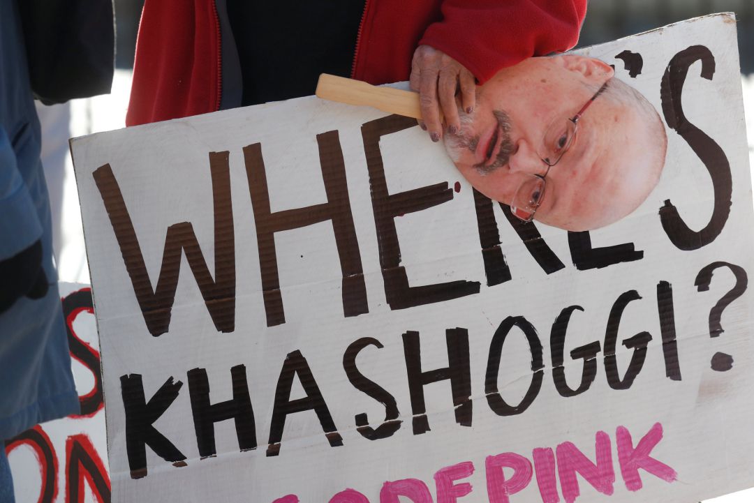 "Dónde está Khashoggi?" dice la pancarta de un activista que partidicó este fin de semana en una protesta contra el asesinato del periodista Jamal Khashoggi "Dónde está Khashoggi?" dice la pancarta de un activista que partidicó este fin de semana en una protesta contra el asesinato del periodista Jamal Khashoggi