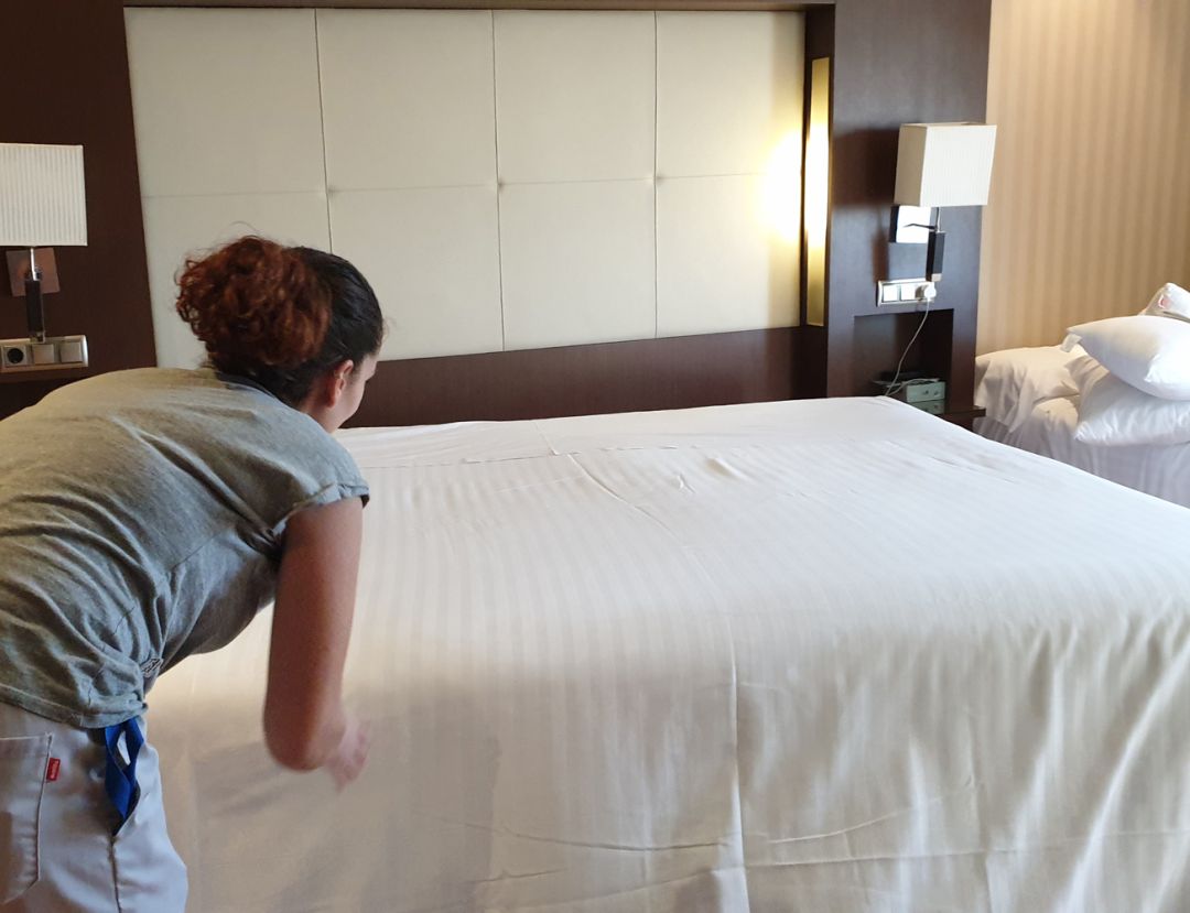 Una de las camareras de pisos en el hotel Barceló Granada Congress Una de las camareras de pisos en el hotel Barceló Granada Congress